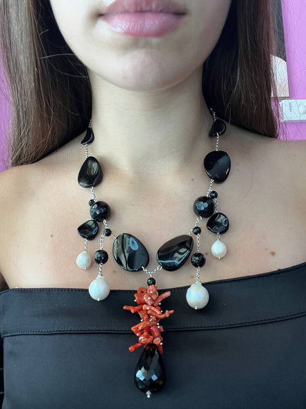 Collezione mediterranea - Collana onice, perle coltivate barocche e corallo rosso