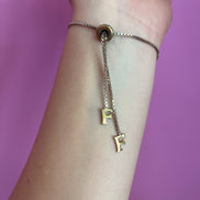 Bracciale con iniziale F