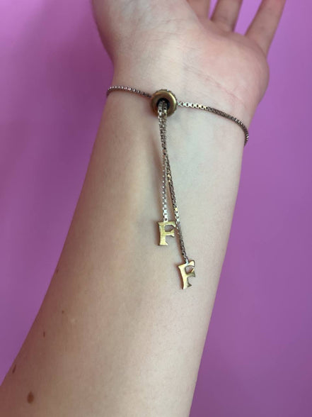 Bracciale con iniziale F