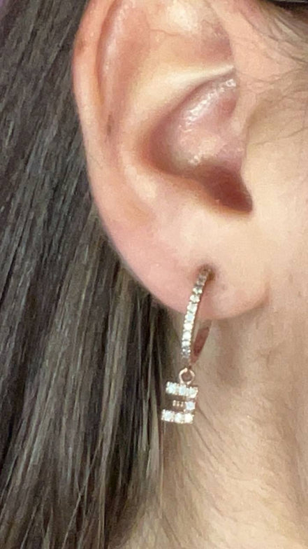 Mono orecchino anellina in argento 925 oro rosa con lettera e zirconi