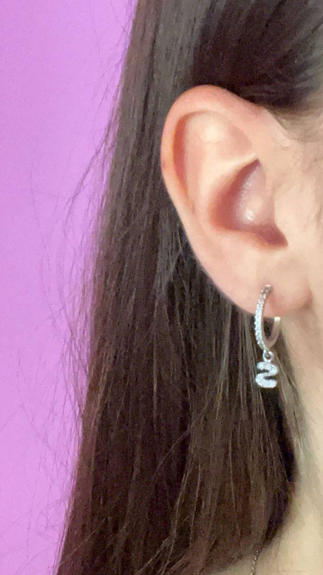 Mono orecchino anellina in argento 925 rodio con lettera e zirconi