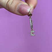 Mono orecchino anellina in argento 925 oro rosa con lettera e zirconi