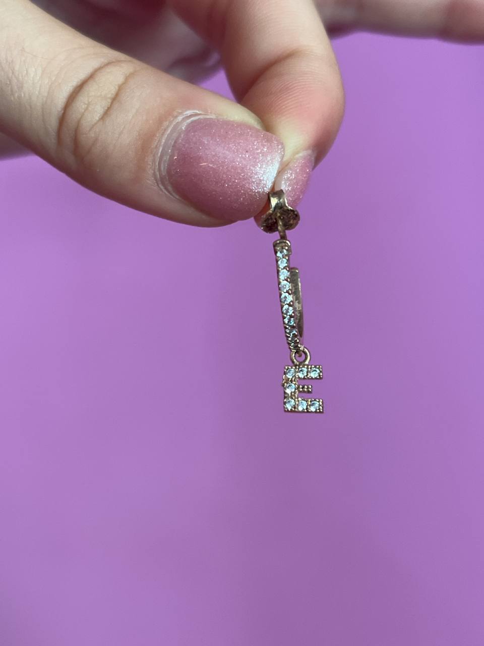 Mono orecchino anellina in argento 925 oro rosa con lettera e zirconi