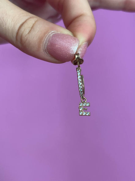 Mono orecchino anellina in argento 925 oro rosa con lettera e zirconi