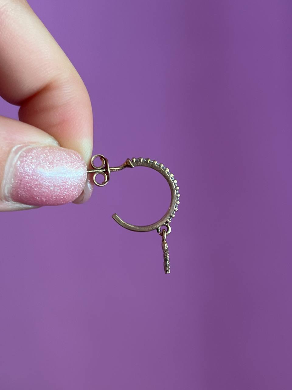 Mono orecchino anellina in argento 925 oro rosa con lettera e zirconi