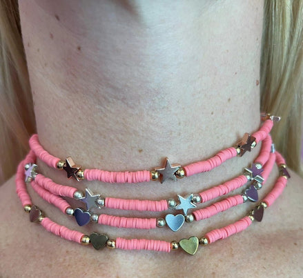 Collier rondelle rosa salmone con cuori o stelle