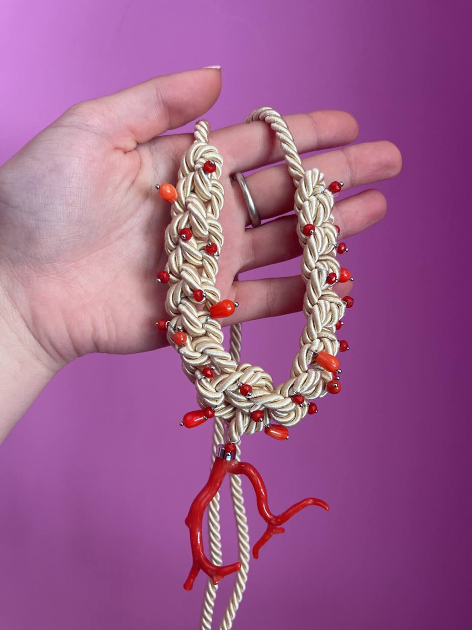 Choker Couture Intreccio – Corallo Rosso e Seta Écru
