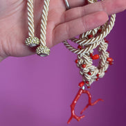 Choker Couture Intreccio – Corallo Rosso e Seta Écru
