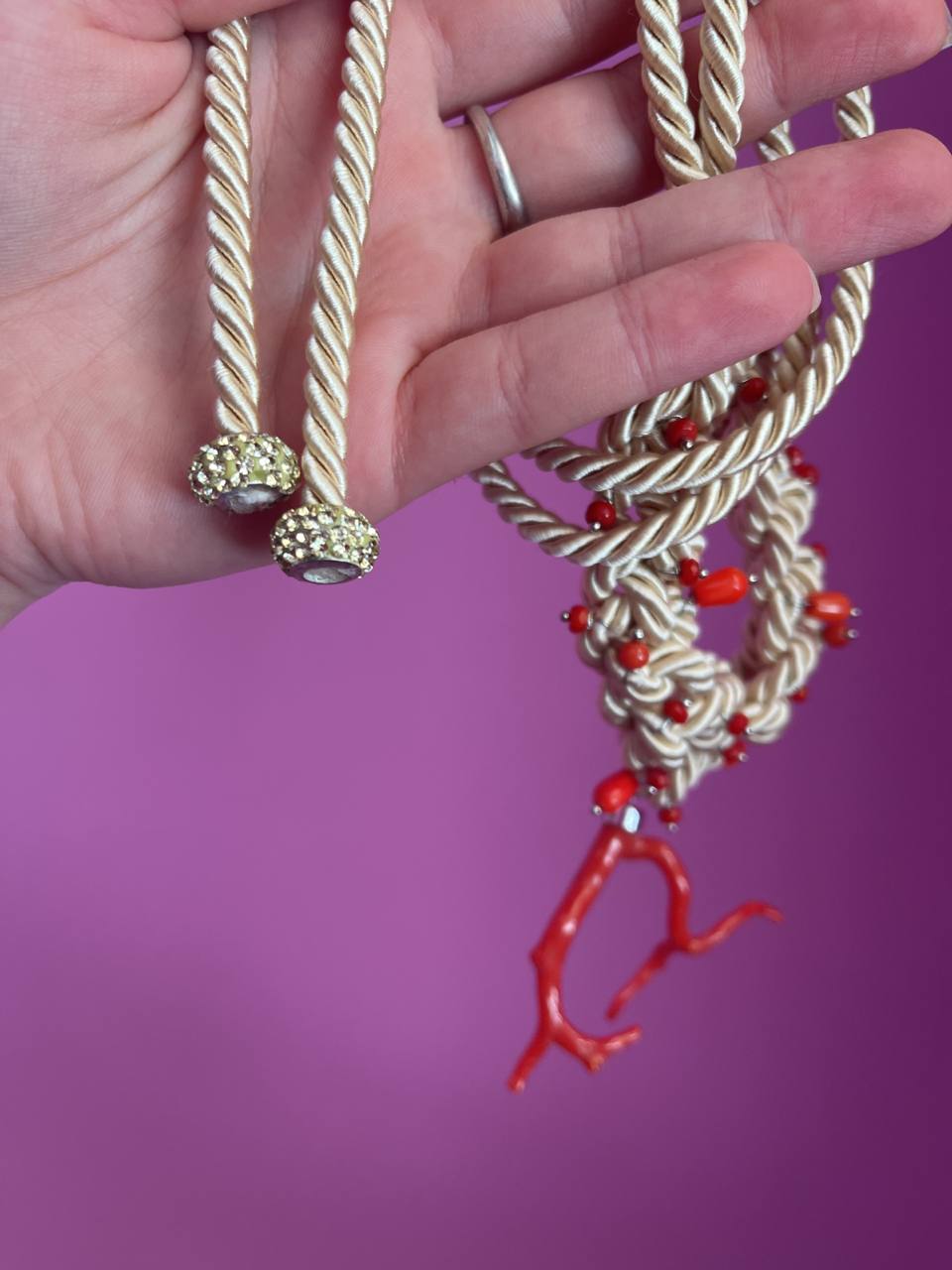Choker Couture Intreccio – Corallo Rosso e Seta Écru