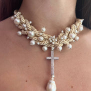 Collana / Choker Collezione Intreccio in Seta Écru con Perle Barocche e Pendente Croce in Argento 925 e Zirconi