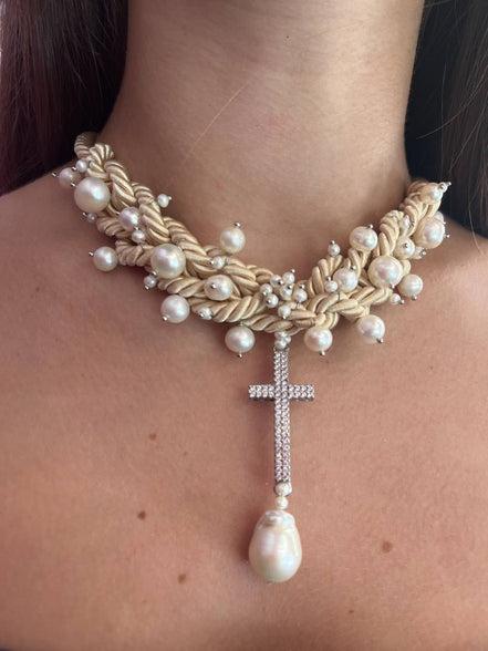 Collana / Choker Collezione Intreccio in Seta Écru con Perle Barocche e Pendente Croce in Argento 925 e Zirconi