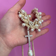 Collana / Choker Collezione Intreccio in Seta Écru con Perle Barocche e Pendente Croce in Argento 925 e Zirconi