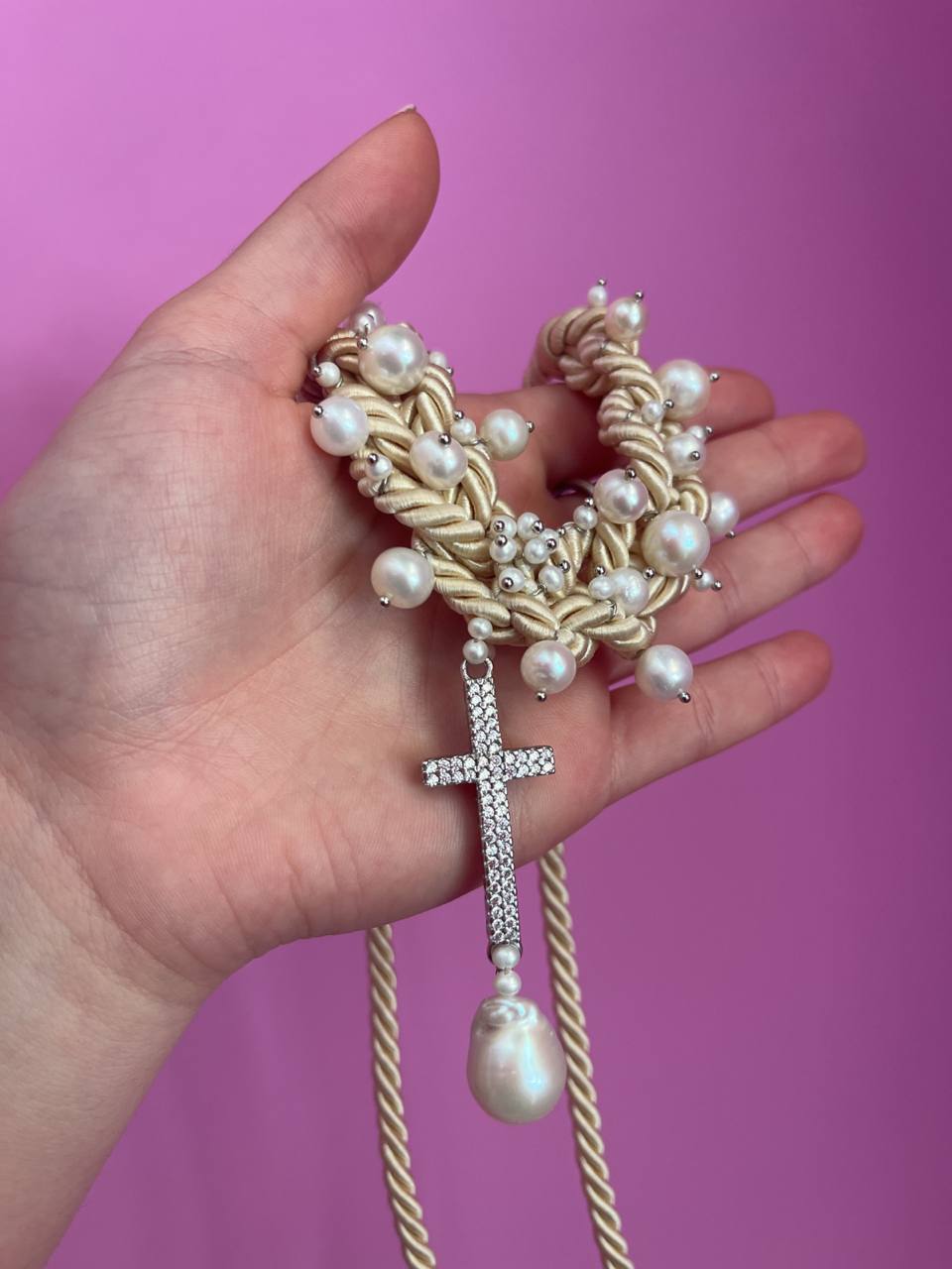 Collana / Choker Collezione Intreccio in Seta Écru con Perle Barocche e Pendente Croce in Argento 925 e Zirconi