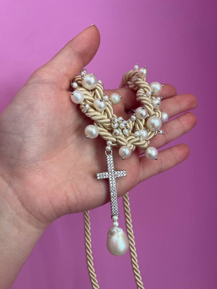 Collana / Choker Collezione Intreccio in Seta Écru con Perle Barocche e Pendente Croce in Argento 925 e Zirconi