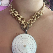 Collezione Intreccio - cordone di seta con pendente conchiglia