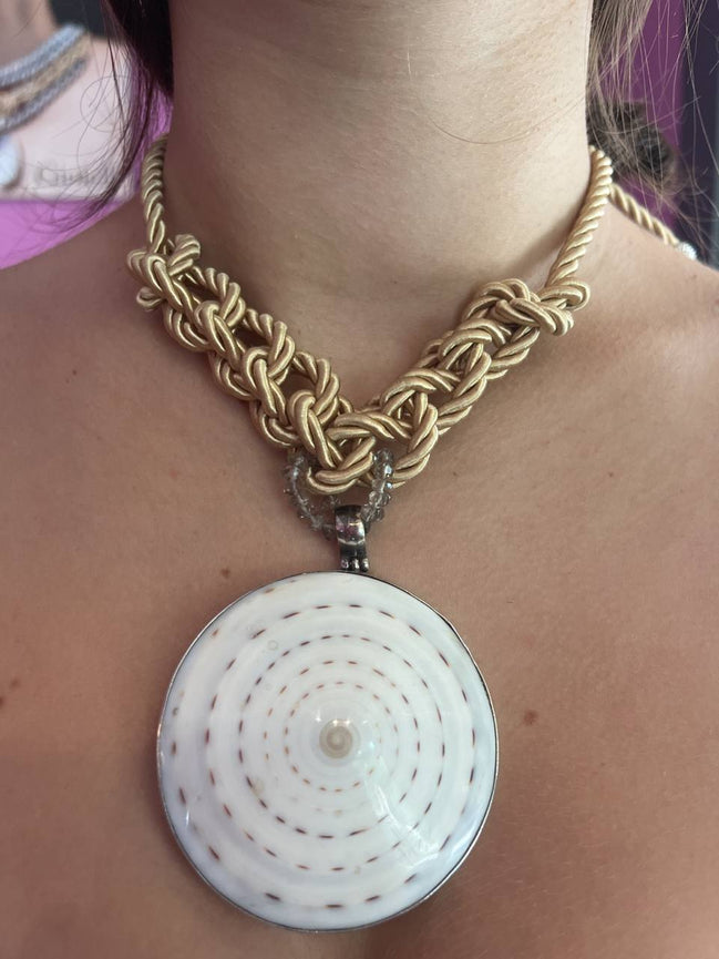 Collezione Intreccio - cordone di seta con pendente conchiglia