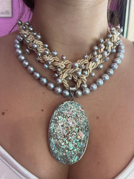 Collezione Intreccio  - collana cordone di seta con perle grigie e pendente madreperla