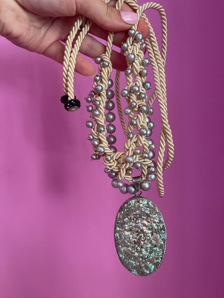 Collezione Intreccio  - collana cordone di seta con perle grigie e pendente madreperla