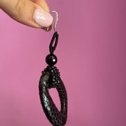 Orecchini con zirconi, pitone naturale nero e onice