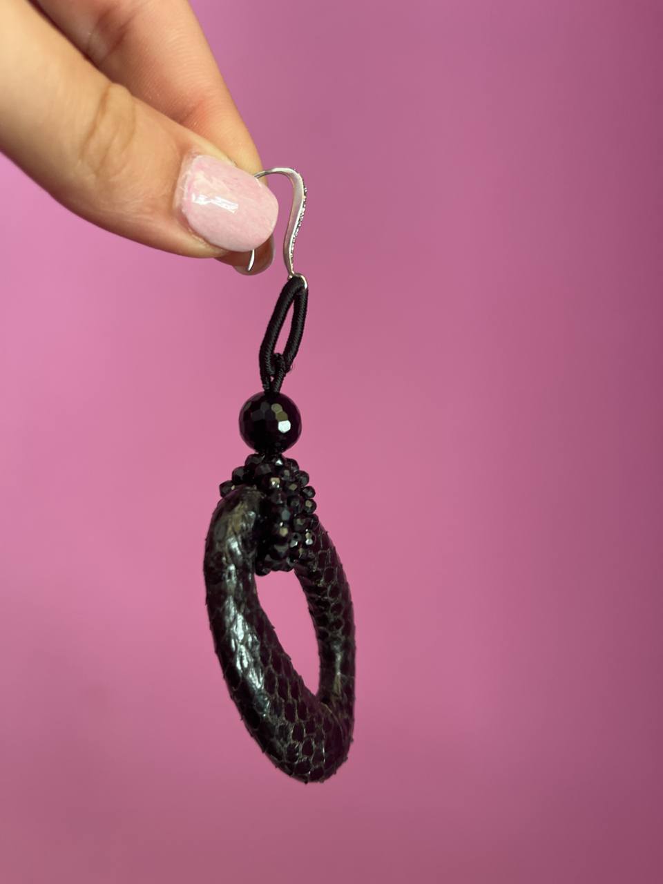 Orecchini con zirconi, pitone naturale nero e onice