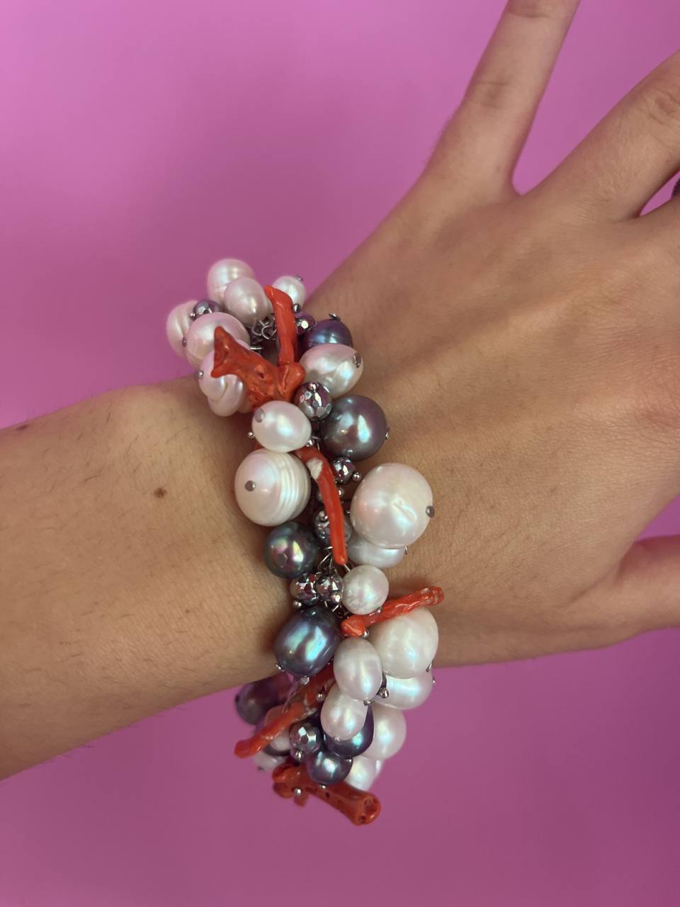 Collezione mediterranea - Bracciale con corallo naturale e perle grigie e bianche coltivate