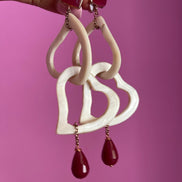 Orecchini con corno bianco a forma di cuore e giada ruby