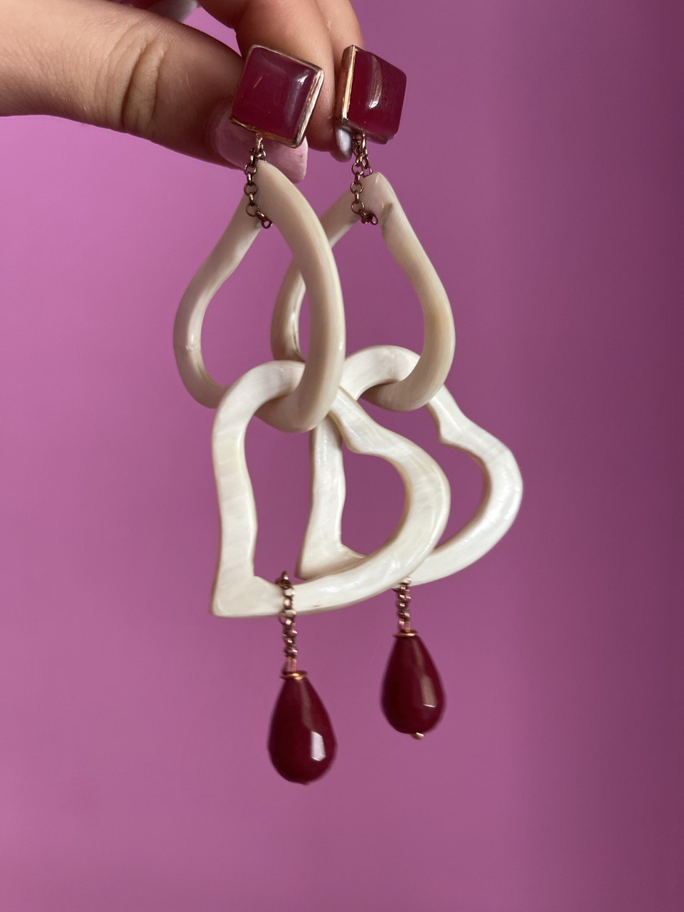 Orecchini con corno bianco a forma di cuore e giada ruby