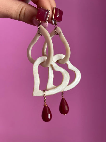 Orecchini con corno bianco a forma di cuore e giada ruby