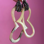 Orecchini con corno a forma di cuore e ematite