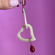 Orecchini con corno bianco a forma di cuore e giada ruby