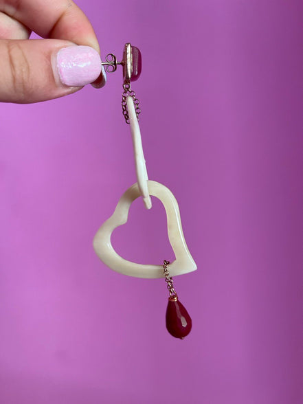 Orecchini con corno bianco a forma di cuore e giada ruby