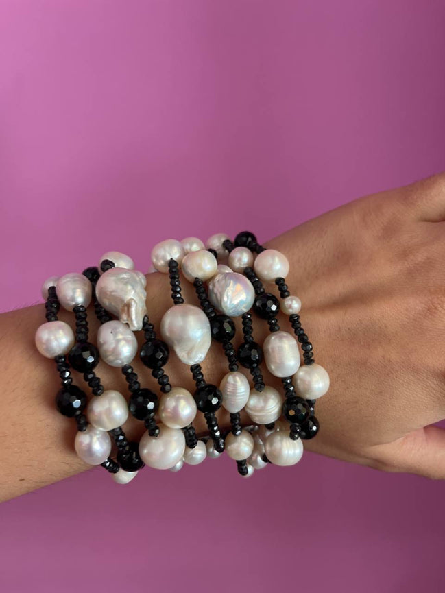 MAGNIFICO  Bracciale Multifili - 9 file - perle bianche coltivate, spinello nero precious cut e onice