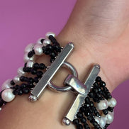 MAGNIFICO  Bracciale Multifili - 9 file - perle bianche coltivate, spinello nero precious cut e onice