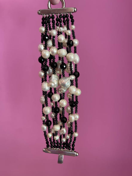 MAGNIFICO  Bracciale Multifili - 9 file - perle bianche coltivate, spinello nero precious cut e onice