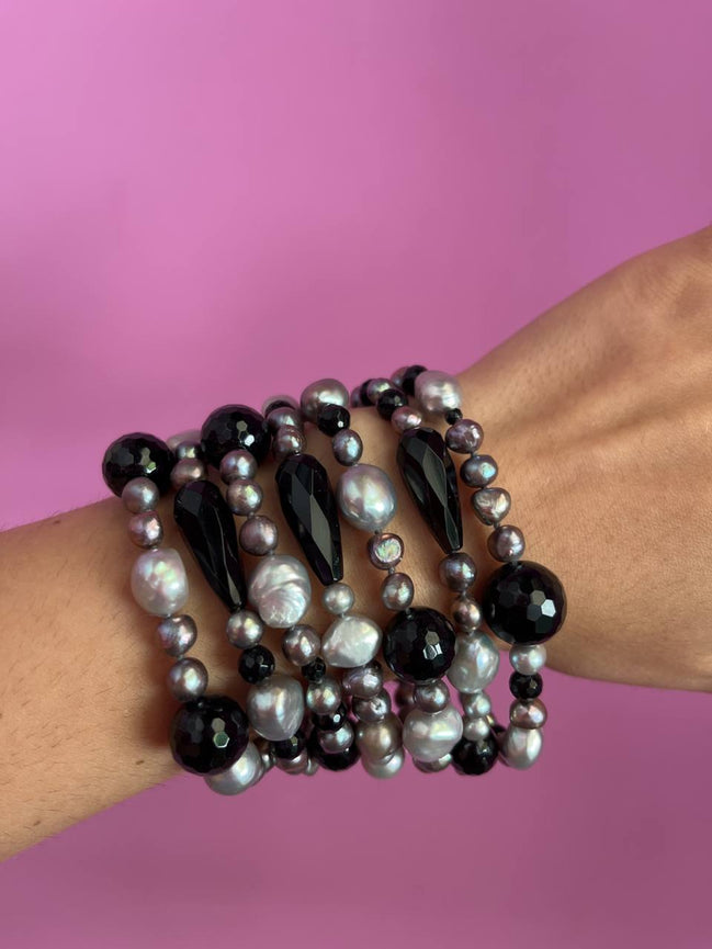 MAGNIFICO Bracciale multifili - 7 file - onice e perle coltivate grigie
