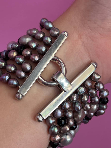 MAGNIFICO Bracciale multifili - 7 file - onice e perle coltivate grigie