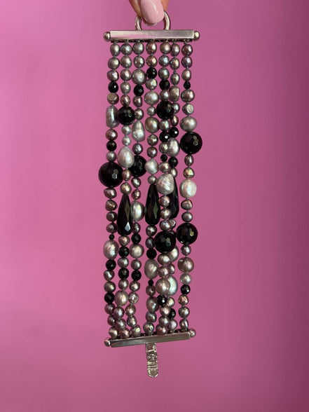 MAGNIFICO Bracciale multifili - 7 file - onice e perle coltivate grigie