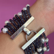 MAGNIFICO Bracciale multifili - 10 file - iolite e perle coltivate bianche