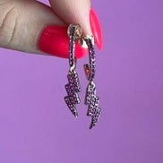 Coppia di orecchini con fulmine pendente e zirconi fucsia