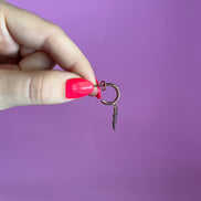 Coppia di orecchini con fulmine pendente e zirconi fucsia