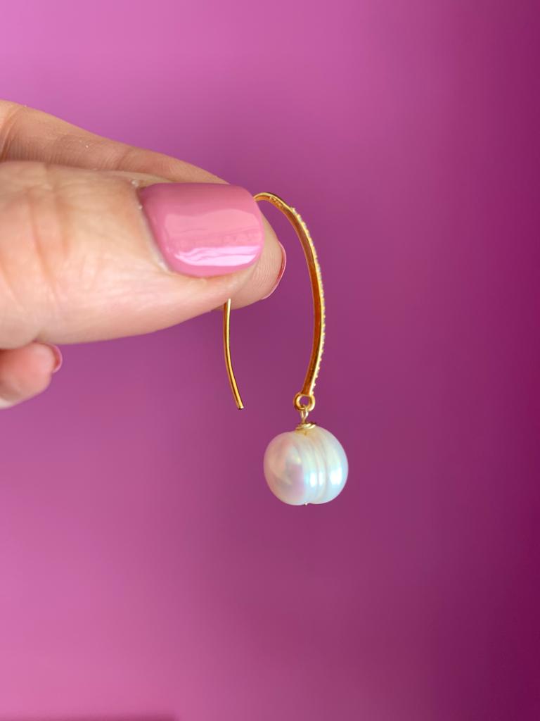Orecchini ICONICI con perle e ago lungo