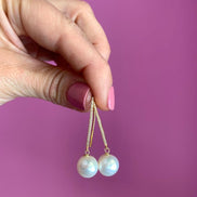 Orecchini ICONICI con perle e ago lungo