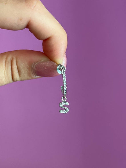Mono orecchino anellina in argento 925 rodio con lettera e zirconi