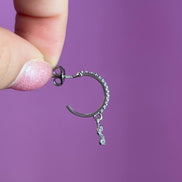 Mono orecchino anellina in argento 925 rodio con lettera e zirconi