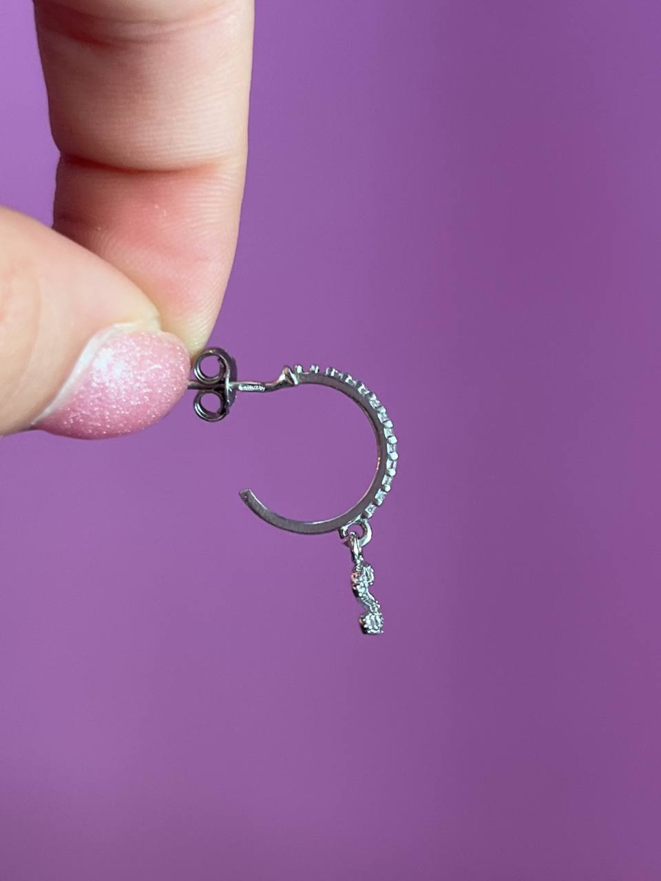 Mono orecchino anellina in argento 925 rodio con lettera e zirconi