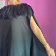 PLUMAGE Poetica - Abito a palloncino in raso nero con piume di struzzo sul collo